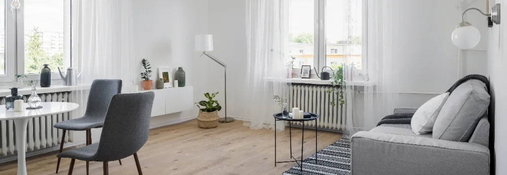 Helles Wohnzimmer mit Essbereich