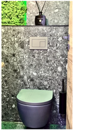Moderne Toilette mit grünen Akzenten