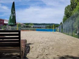 Leerer Beachvolleyballplatz mit Liegestuhl