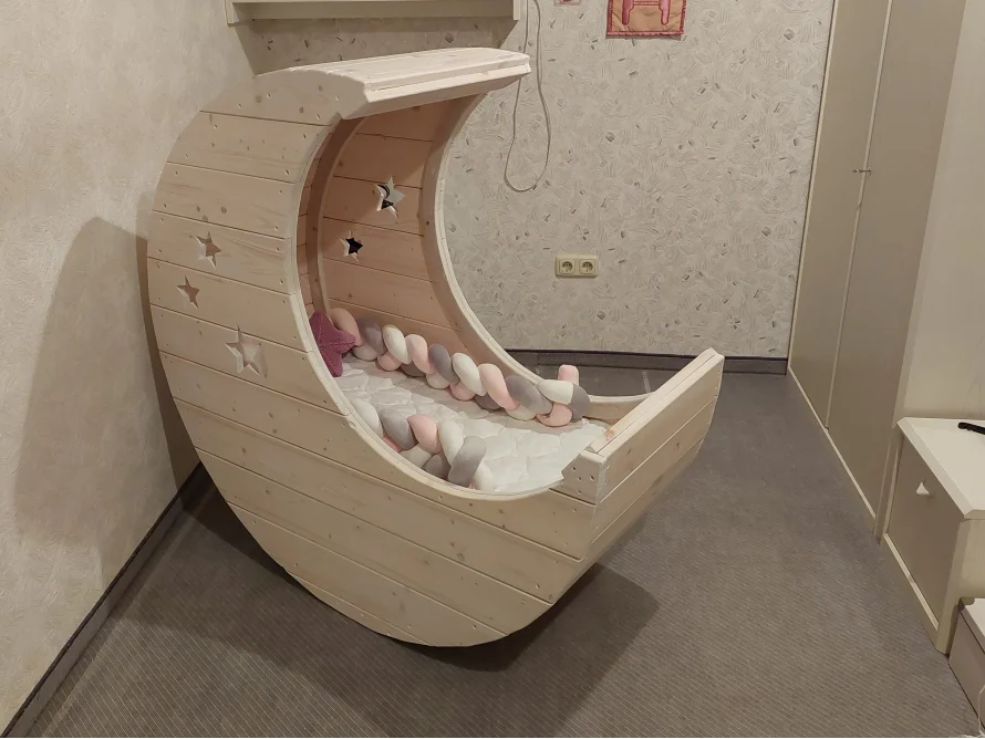 Mondförmiges Babybett aus Holz