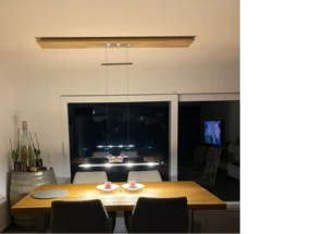 Esstisch mit moderner Lampe