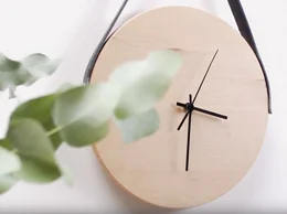 Minimalistische Holzwanduhr mit Lederband