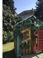 Buntes Gartenhaus aus Holz