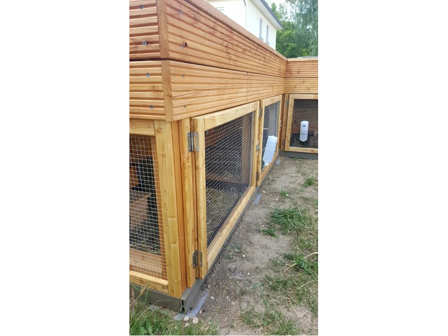 Hühnerstall aus Holz mit Draht
