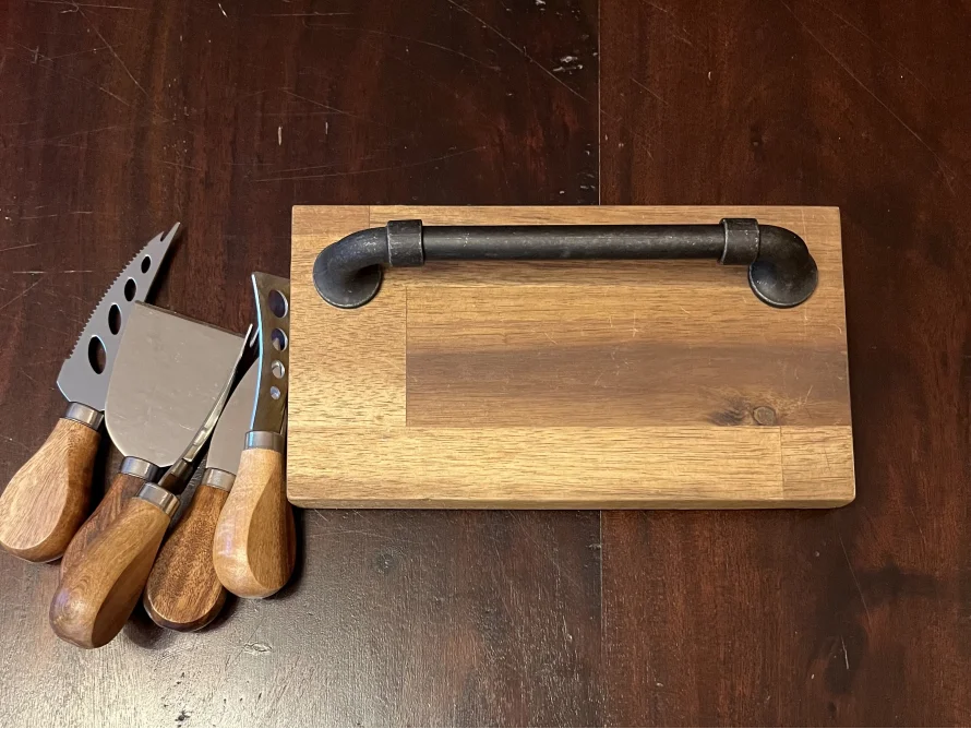 Käsebrett aus Holz mit Griff und drei Messern