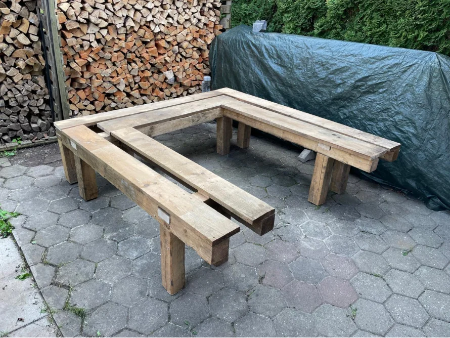 U-förmige Holzbank