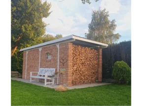 Gartenhaus aus Ziegelsteinen mit Brennholz