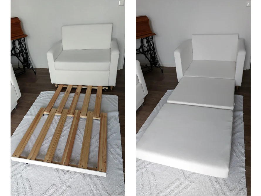 Weißes Schlafsofa mit ausgeklappter Liegefläche