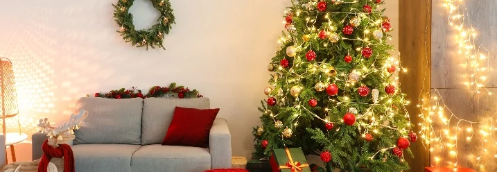 Weihnachtsbaum mit Lichtern und Geschenken