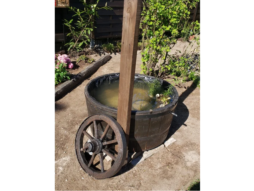 Wassertonne mit Wagenrad