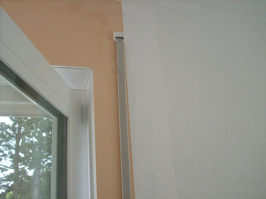 Rollladenband an Fensterrahmen