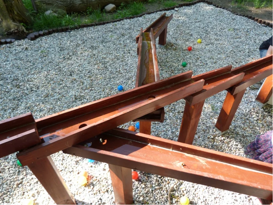 Murmelbahn aus Holz mit bunten Murmeln