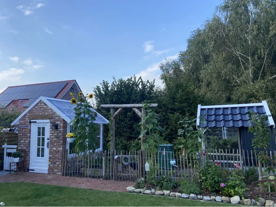 Zwei Gartenhäuschen und ein Hochbeet