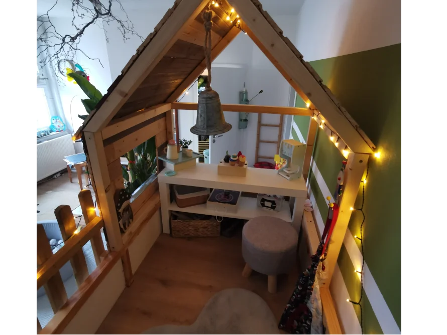 Holzspielhaus mit Spielküche