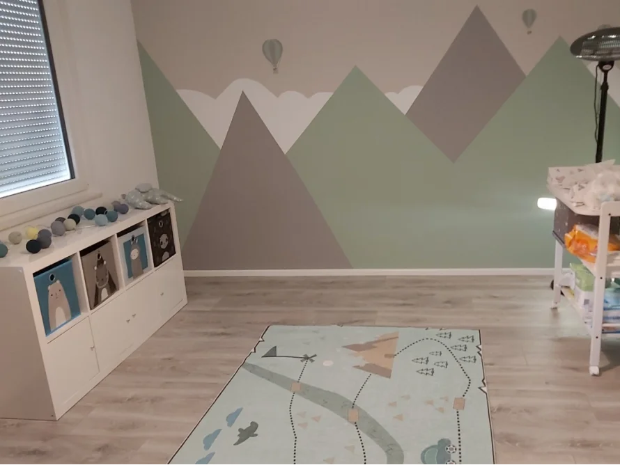 Kinderzimmer mit gemalten Bergen an der Wand
