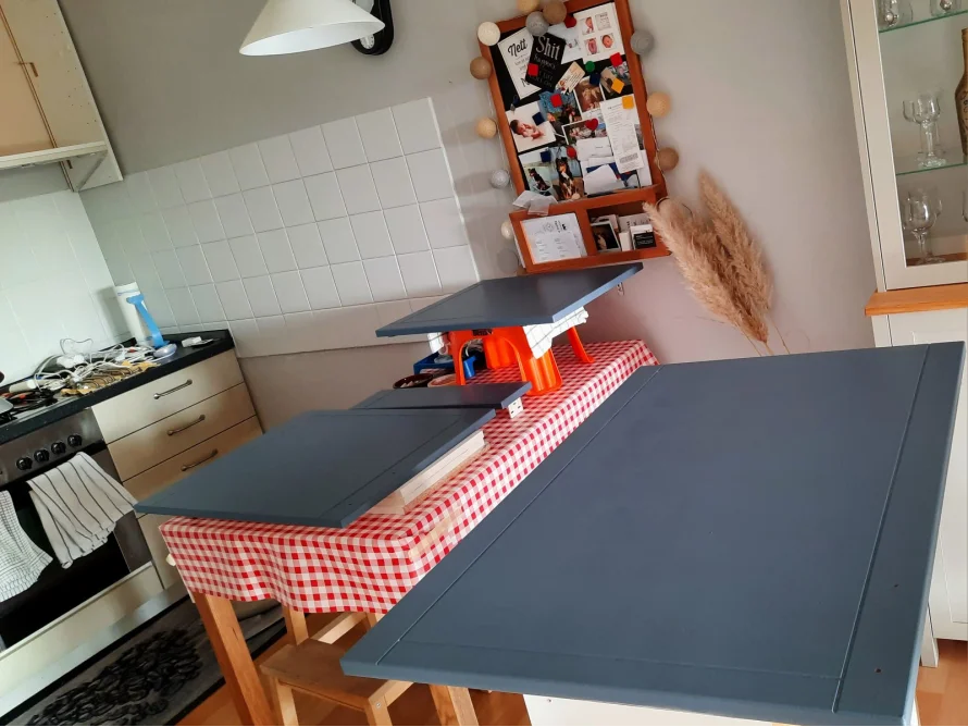Küchenmöbel werden blau gestrichen.