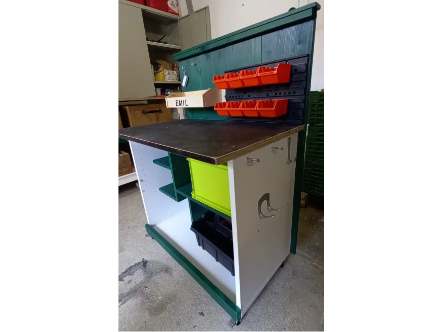 Grüne Werkbank mit Schubladen und Fächern