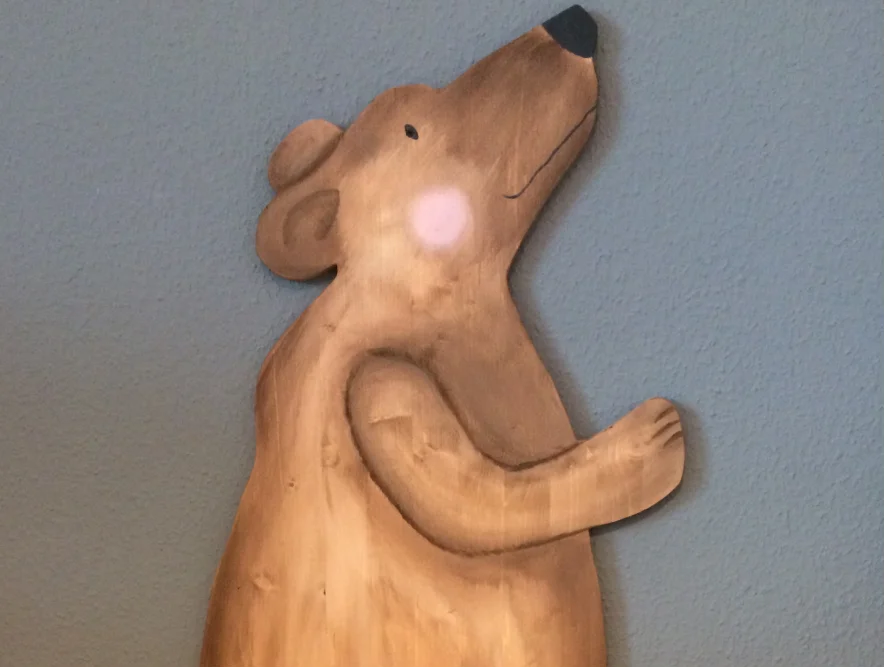 Hölzerner Bär in Seitenansicht