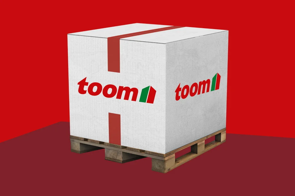 Ein großer Lieferkarton mit rotem Logo auf einer Palette.