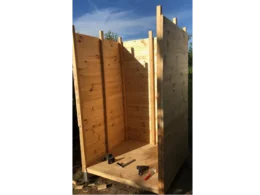 Rohbau eines Gartenhauses mit Hammer