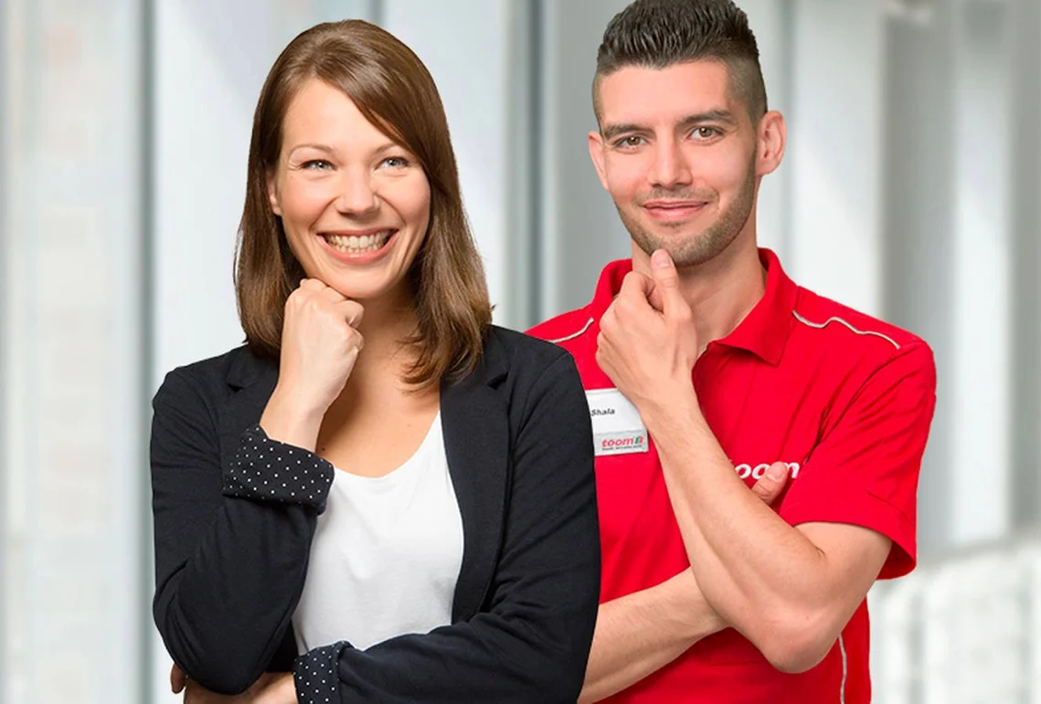 Zwei Personen lächeln in die Kamera