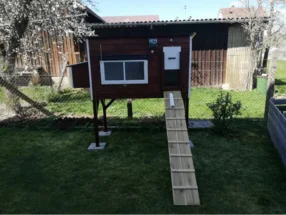 Hühnerstall aus Holz mit Rampe