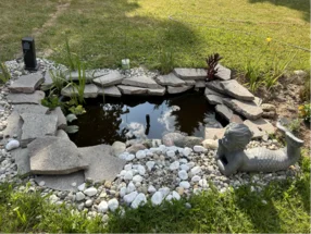 Gartenteich mit Seerosen und Meerjungfrau-Figur