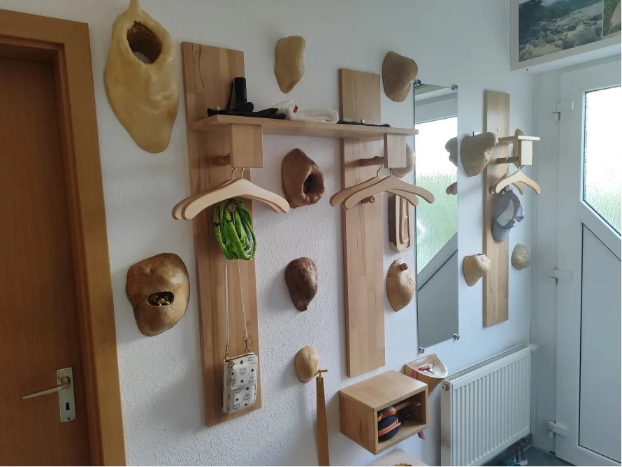 Garderobe mit Holzgarderobe und Spiegel