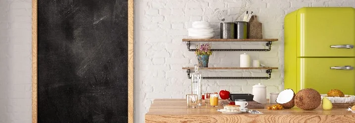 Leere Wandtafel in moderner Küche