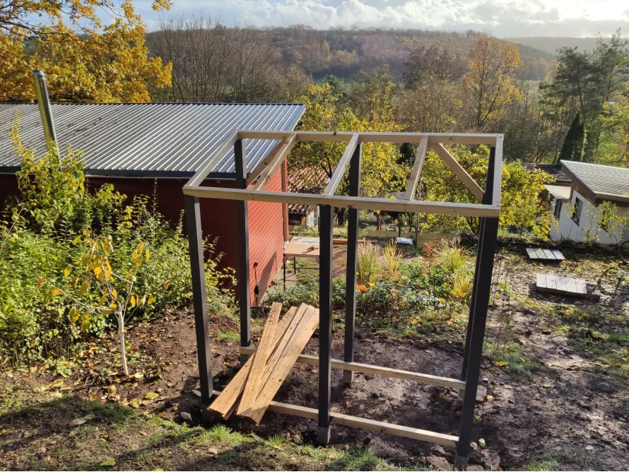 Holzgerüst eines Gartenhauses im Bau
