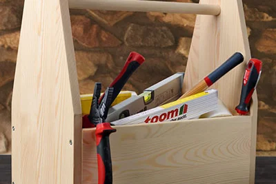 Werkzeugkiste aus Holz mit Werkzeug