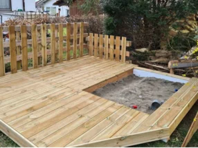 Holzterrasse mit integriertem Sandkasten