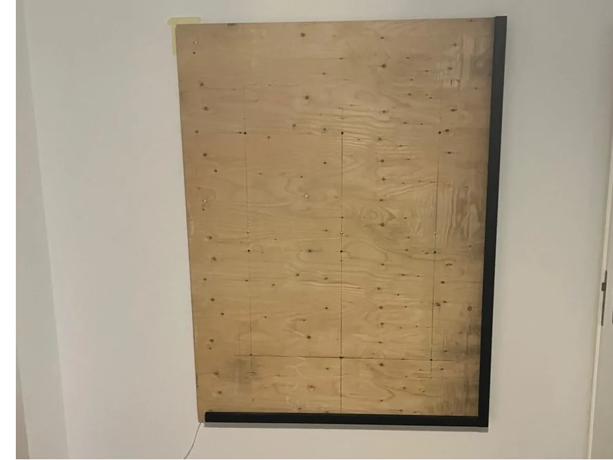 Holzplatte mit schwarzen Rahmen