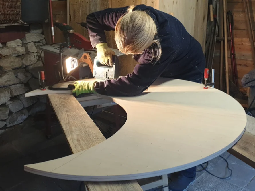 Person sägt eine Form aus Holz