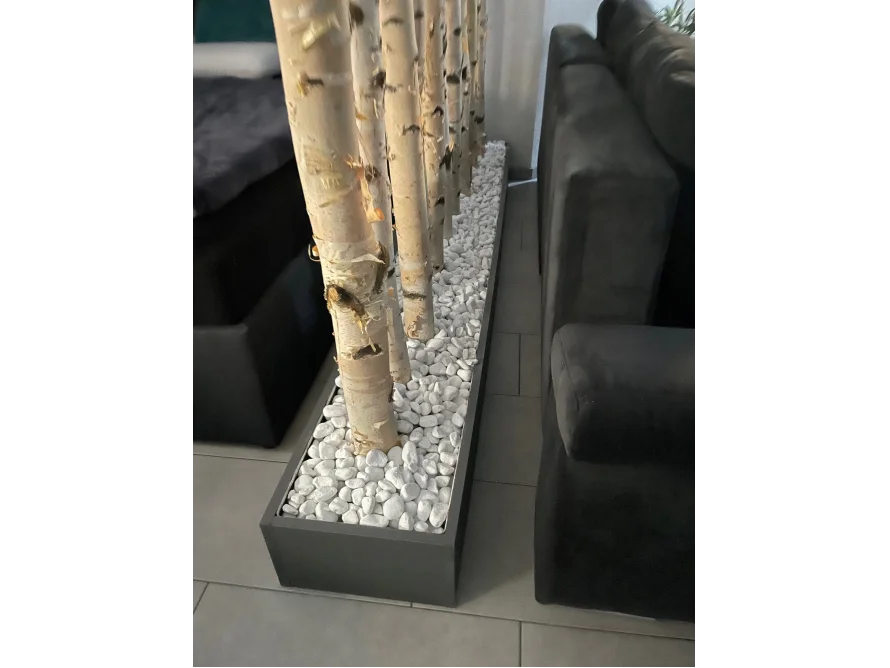 Dekorative Birkenstämme in einem Topf