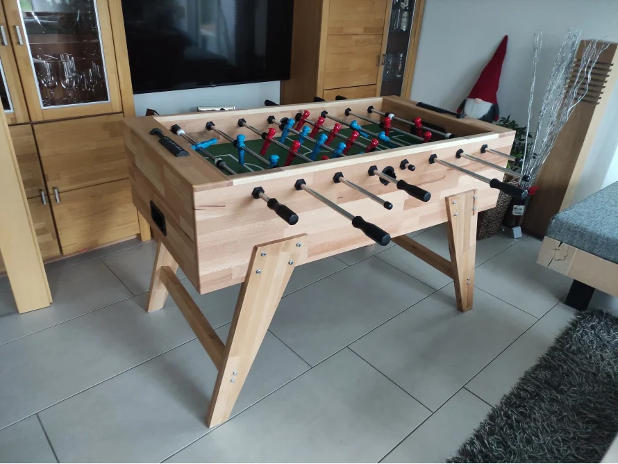 Ein Kickertisch aus hellem Holz.