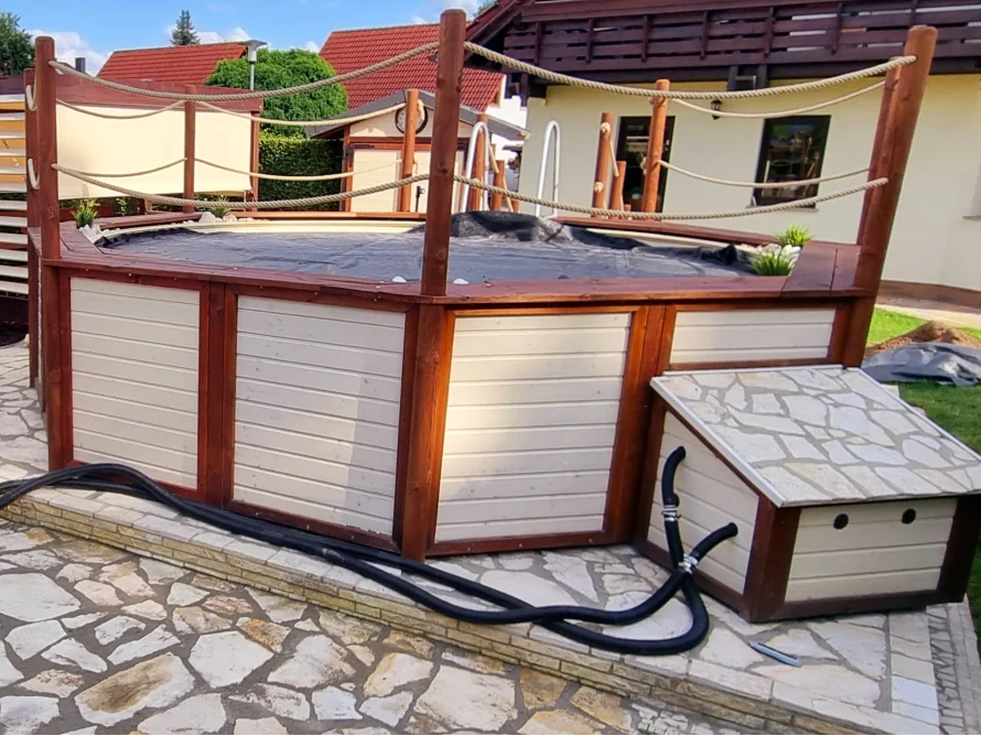 Achteckiger Pool mit Holzverkleidung