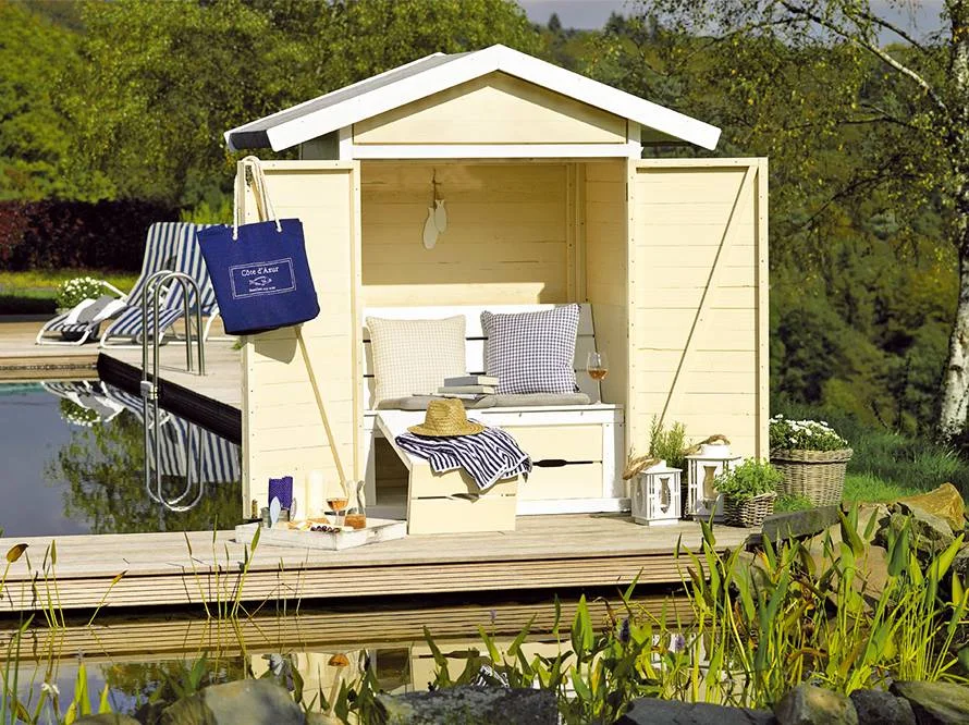 Gartenhaus mit Sitzbank am Pool