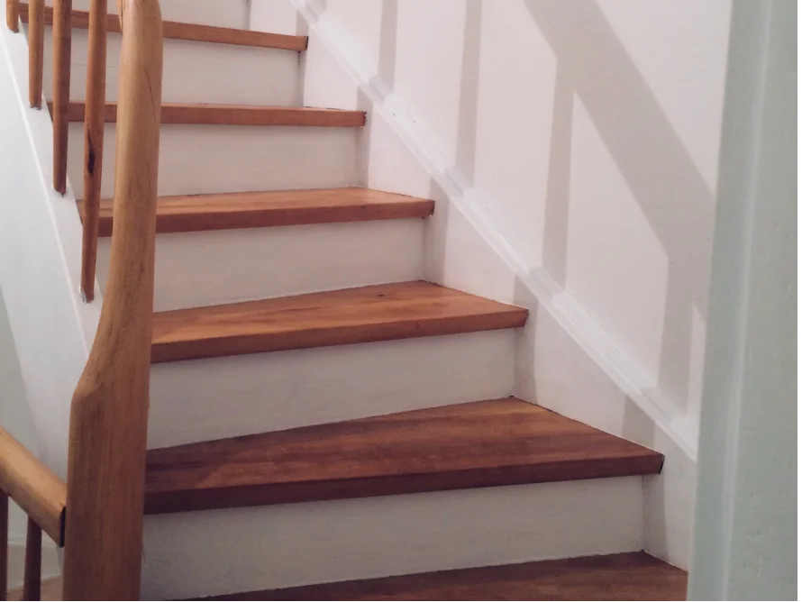 Holztreppe mit weißem Geländer
