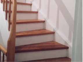 Holztreppe mit weißem Geländer