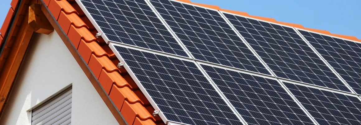 Solarpanele auf einem Dach