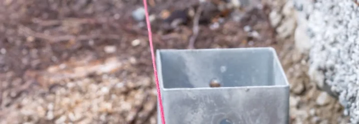 Metallpfosten und Richtschnur auf Baustelle