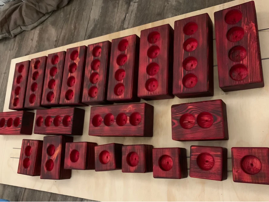 Rote Holzblöcke mit runden Aussparungen