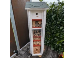 Ein großes Insektenhotel aus Holz