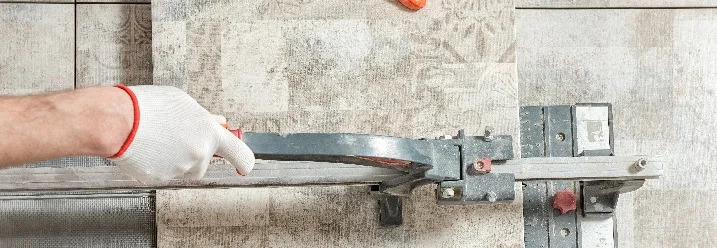 Fliese mit Fliesenschneider schneiden