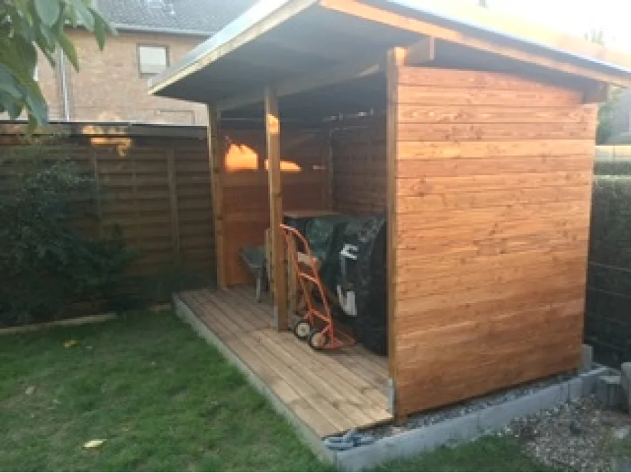 Holzgerüst eines Gartenhauses