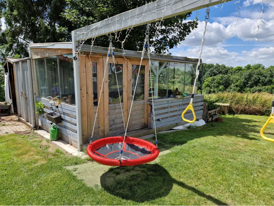 Gartenhaus mit zwei Schaukeln