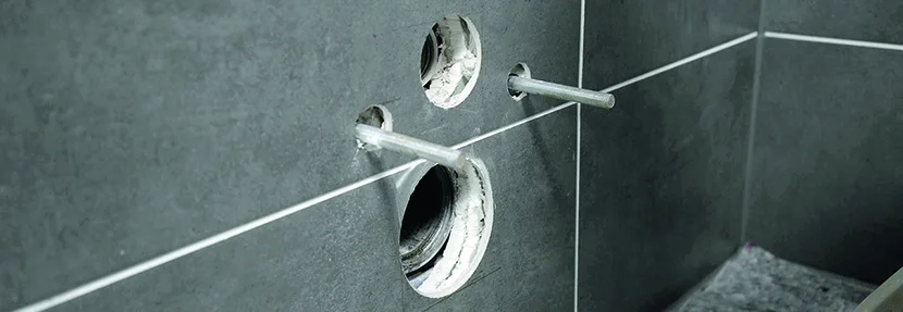 Gewindestangen in Badezimmerwand