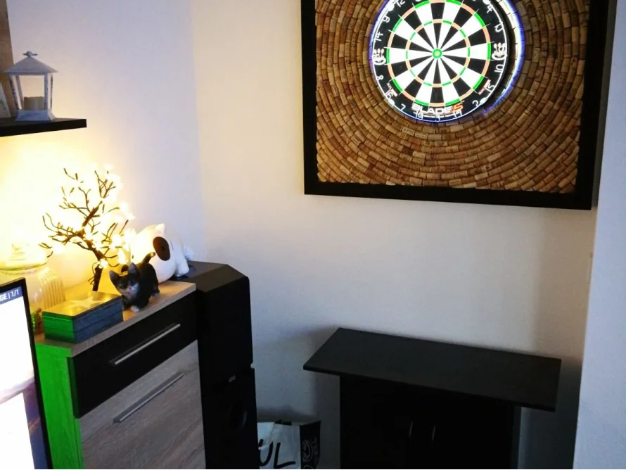 Zimmerecke mit Dartscheibe an der Wand