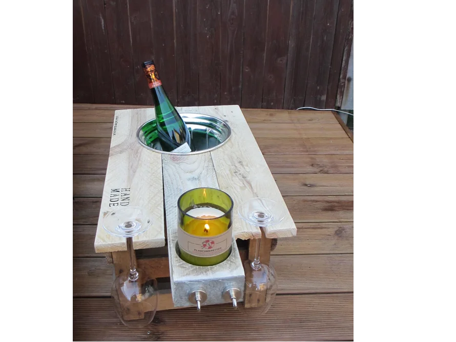 Tisch aus Palettenholz mit Weinflaschenhalter